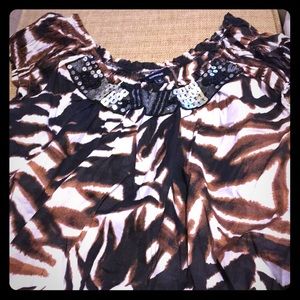 Cute print top with embellished collar